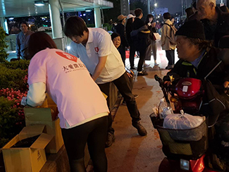 大爱侦探社公益活动-台北车站发放爱心餐点