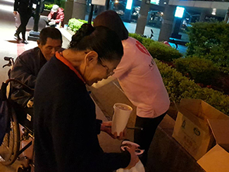 大爱侦探社公益活动-台北车站发放爱心餐点