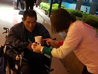 大爱侦探社公益活动-台北车站发放爱心餐点